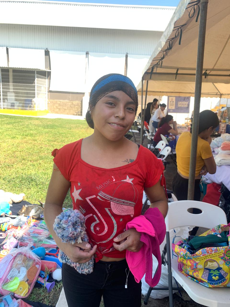 Nina recibiendo ayuda