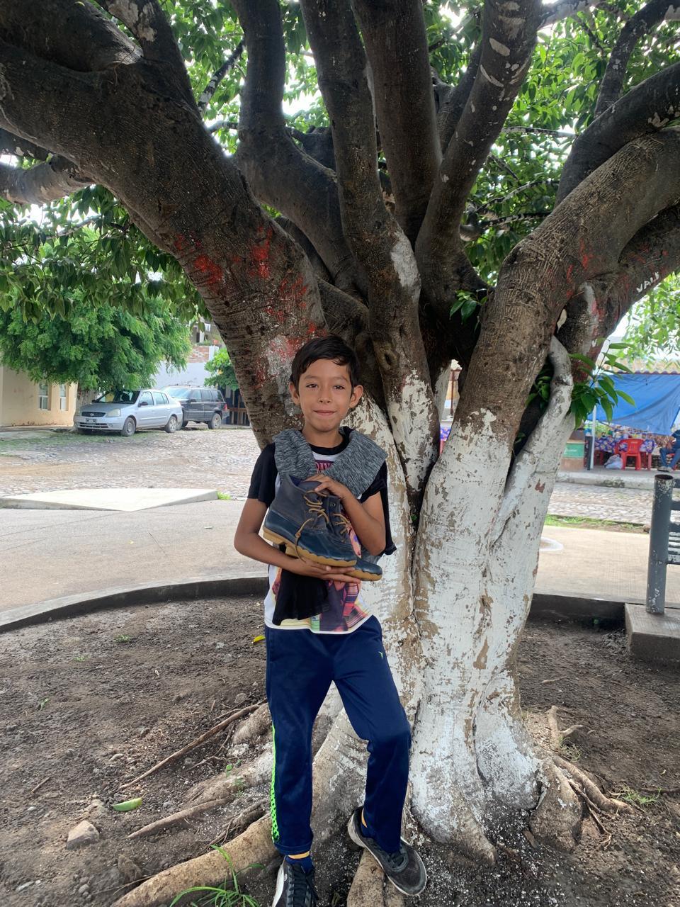 Nino con tenis nuevos